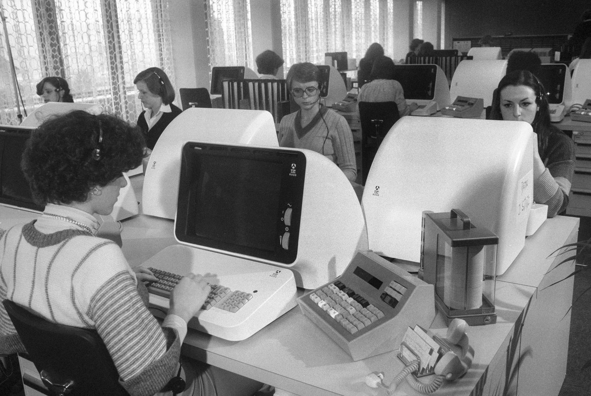 Computergesteuerter Auskunftsdienst, Telefonistinnen im Fernbetriebszentrum der PTT in Luzern/Weinbergli arbeiten mit dem EDV-Informationssystem "Terco", Telefonrationalisierung mit Computer ...