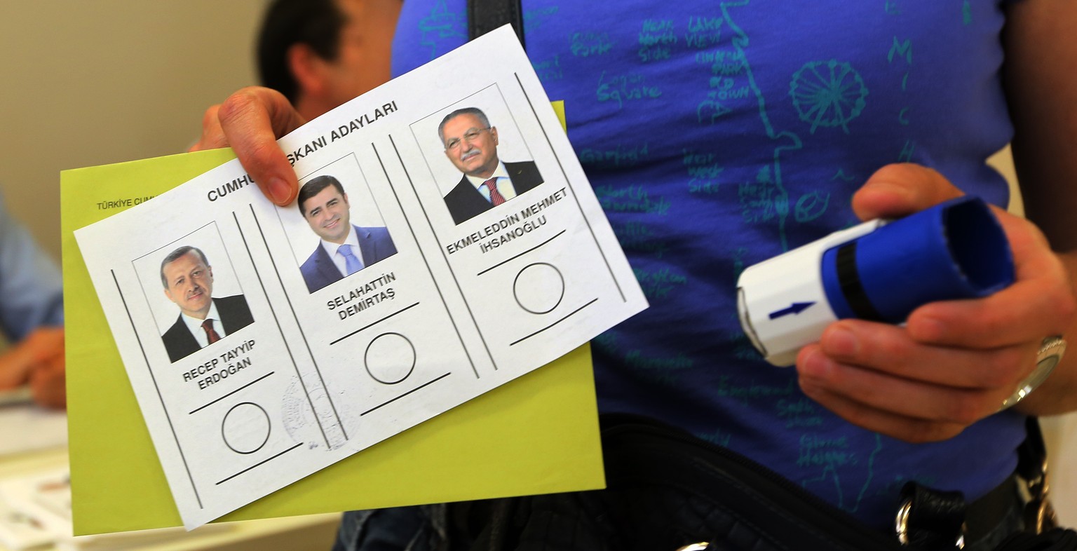 Wahlliste mit den Kandidaten Recep Tayyip Erdogan, Selahattin Demirtas and Ekmeleddin Mehmet Ihsanoglu (v.l.n.r)