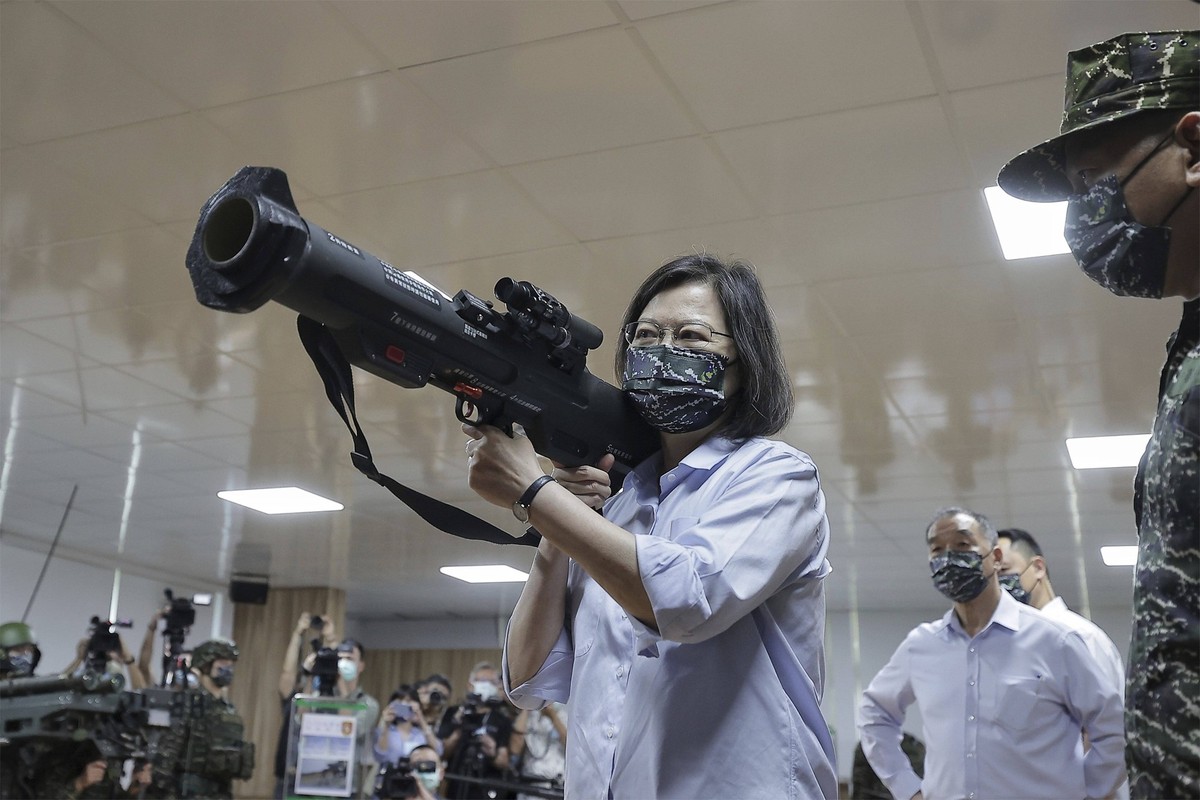 June 2, 2022, Taoyuan, Taiwan, Republic of China: Taiwan President Tsai Ing Wen holds a Taiwan-made Kestrel anti-tank rocket launcher during a visit to the 66th Marine Brigade base, June 2, 2022 in Ta ...