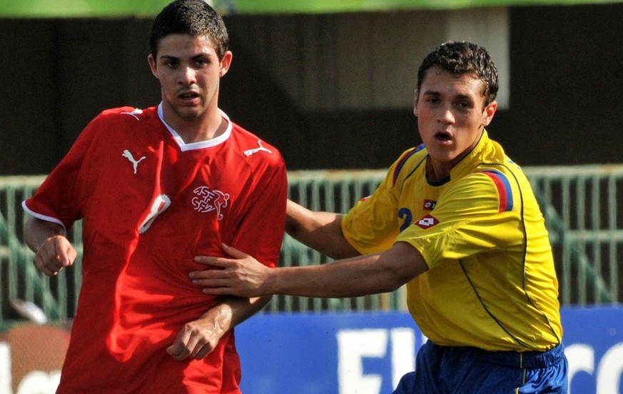 Oliver Buff setzt sich an der U17-WM gegen Kolumbiens Daniel Santa durch.