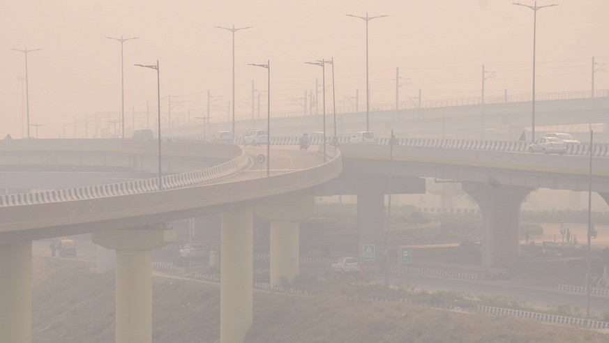 epa07149869 Traffic moves through heavy smog one day after the Diwali festival in New Delhi, India, 08 November 2018. Indian court imposed restrictions on the sale and use of firecrackers in a bid to  ...