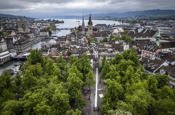 Aktivisten von Greenpeace und Studierende der Zuercher Hochschule der Kuenste (ZHdK) praesentieren eine uebergrosse 70 Meter lange Quittung beim Zuercher Lindenhof, am Dienstag 6. Mai 2025 in Zuerich. ...