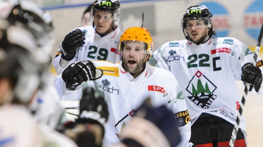 Le joueur soleurois Marco Truttmann, centre, fete le premier but avec ses coequipiers lors du 5eme match des 1/2 finale de playoff du championnat suisse de hockey sur glace LNB, entre le HC Red Ice Ma ...