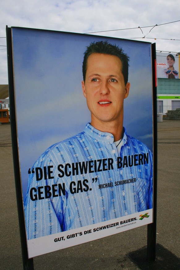 Bildnummer: 03644591 Datum: 24.04.2008 Copyright: imago/Geisser
Die Schweizer Bauern geben Gas - Michael Schumacher (Deutschland) wirbt auf einem Plakat f�r die schweizer Landwirtschaft; Vdig, hoch,  ...