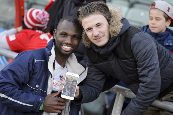 Nach der Partie posiert der Senegalese auch noch kurz mit dem Besitzer des Handys,&nbsp;Bahrudin Ahmetaj. Living for the fame.