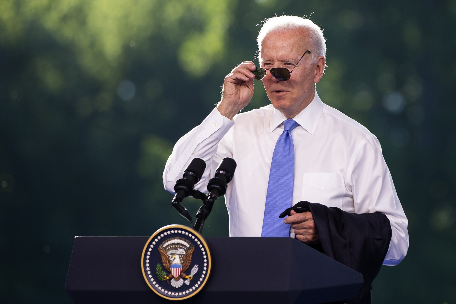 Ziemlich heiss hier: Joe Biden entledigte sich während der Medienkonferenz seines Jackets.