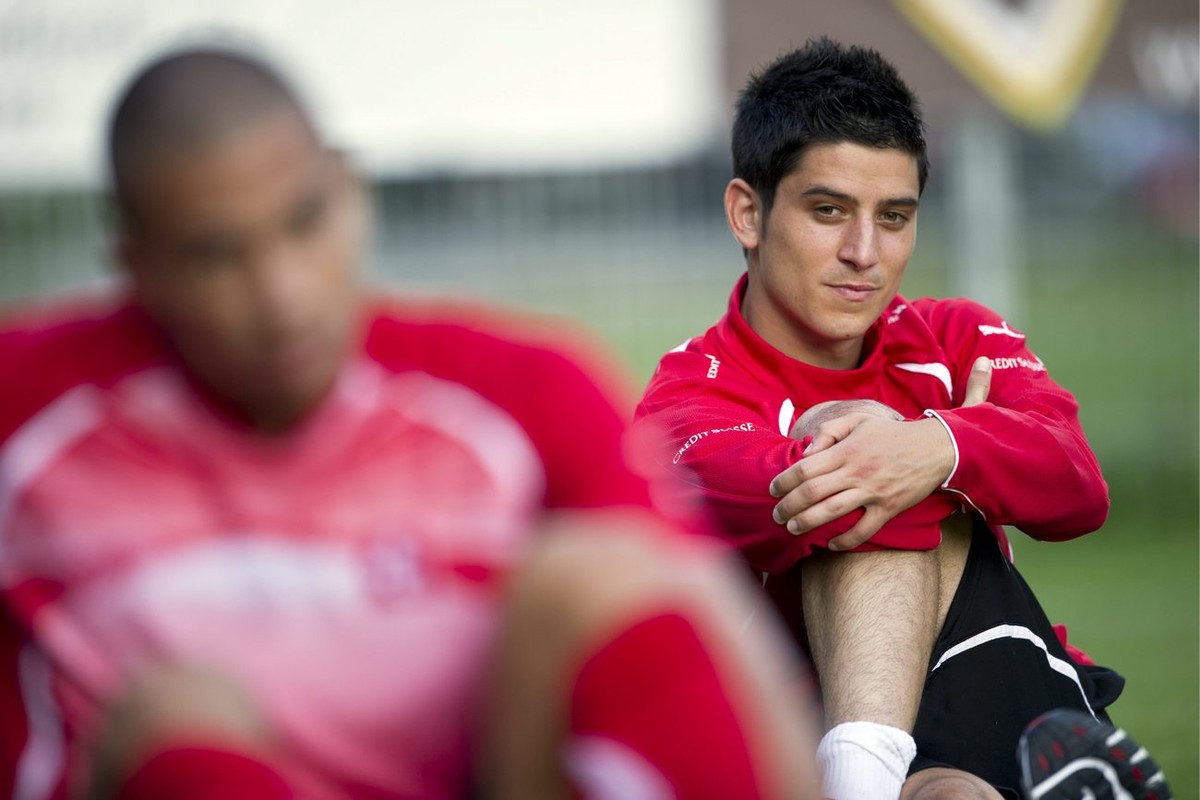 Nationalspieler Moreno Costanzo, rechts, dehnt waehrend dem Training am Montag, 9. August 2010 in Velden. Die Schweizer Nationalmannschaft tritt am Mittwoch, 11. August gegen die Oesterreicher in eine ...