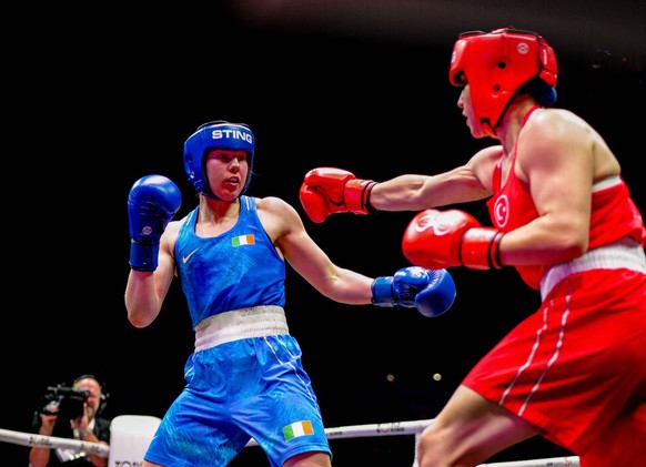 2025 World Boxing Championships, M&amp;S Bank Arena, Liverpool, England 14/9/2025 75kg division - Aoife ORourke vs Busra Isildar Irelands Aoife ORourke Blue and Turkey s Busra Isildar Aoife ORourke an ...