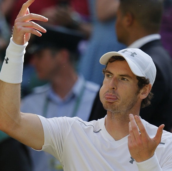 Andy Murray of Britain gestures after losing the second set during his match against Roger Federer of Switzerland at the Wimbledon Tennis Championships in London, July 10, 2015. REUTERS/Suzanne Plunke ...