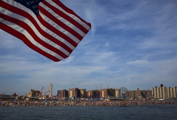 Blick auf den Strand von Coney Island bei Brooklyn, wegen der russischen Diaspora auch« Little Odessa» genannt.