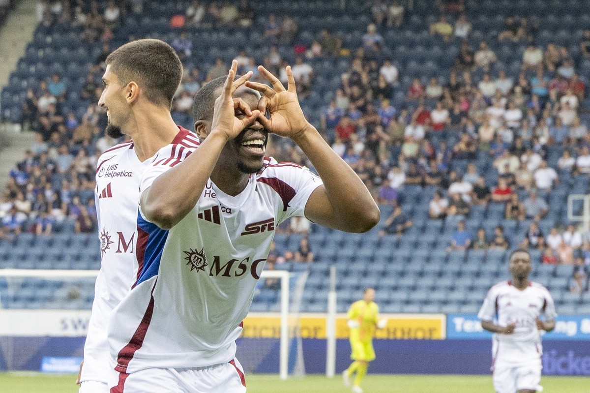 Dereck Kutesa, rechts, von Servette feiert sein Tor zum 0:1 beim Super League Meisterschaftsspiel zwischen dem FC Luzern und dem Servette FC vom Sonntag, 21. Juli 2024 in Luzern. (KEYSTONE/Urs Flueele ...