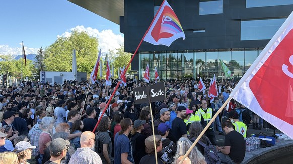 Gegendemonstrantinnen und Gegendemonstranten versammeln sich vor dem KKL.