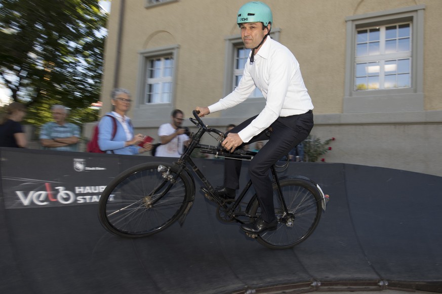 Nationalrat Matthias Aebischer im Pumptrack, anlaesslich des 10-jaehrigen Jubilaeum der Bike2school rund ums Munzinger Schulhaus, am Dienstag, 5. September 2017, in Bern. (KEYSTONE/Marcel Bieri)