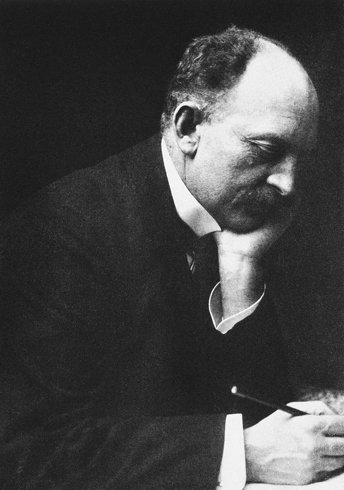 Porträt von Emil Nolde. Das Bild wurde vor 1929 aufgenommen.
https://commons.wikimedia.org/wiki/File:WP_Emil_Nolde.jpg