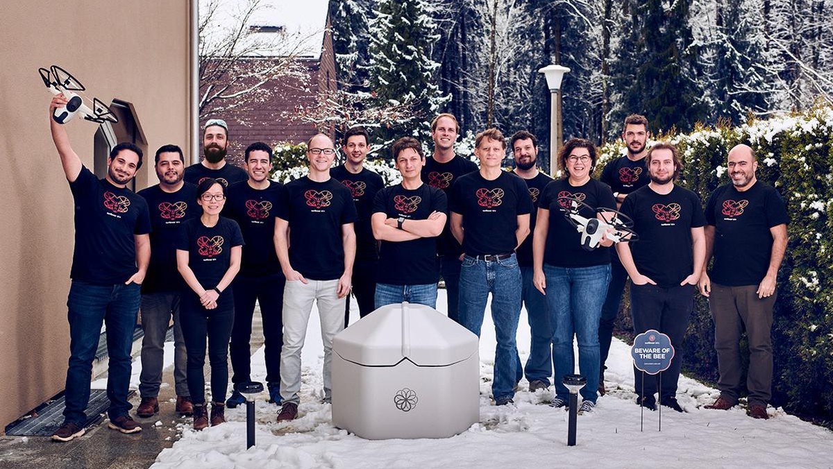 Ganz schön heissblütig, diese Nerds: Das Sunflower-Labs-Team posiert mit dem in der Schweiz entwickelten Drohnen-Überwachungssystem.