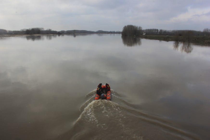 Turkish gendarmerie officers and workers with Turkey&#039;s Emergency and Disaster authority patrol the river Meric at the border with Greece, in the northwestern province of Edirne, Turkey, Tuesday,  ...