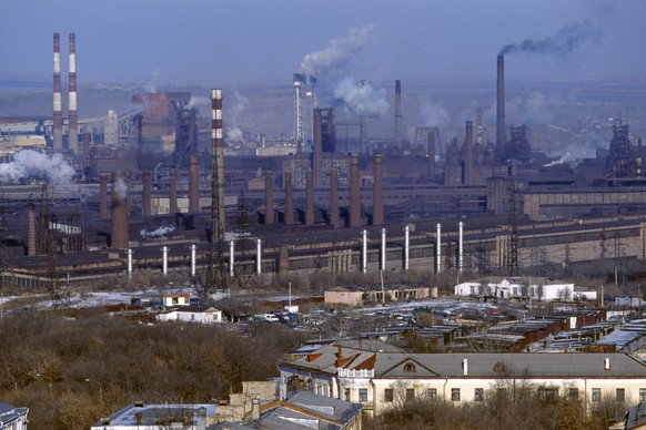 Blick auf Industrieanlagen der Stadt Magnitogorsk im Ural in Russland, aufgenommen im Jahr 2000. Magnitogorsk ist ein Zentrum der Eisen- und Stahl-Industrie. (KEYSTONE/Martin Ruetschi)