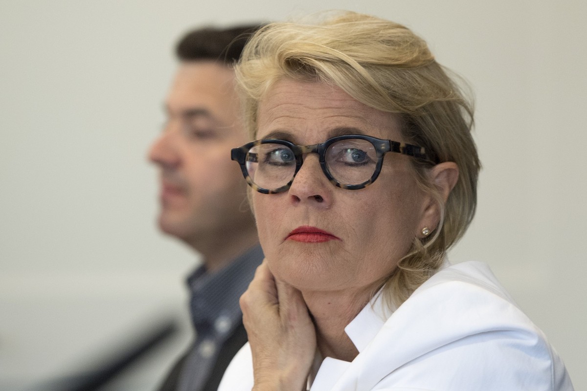Michel Brand, Verwaltungsratsvizepraesident, links, und Ruth Wipfli-Steinegger, Verwaltungsratspraesidentin der Swiss Open Gstaad, von links, sprechen an einer Medienkonferenz, am Sonntag, 24. Juli 20 ...