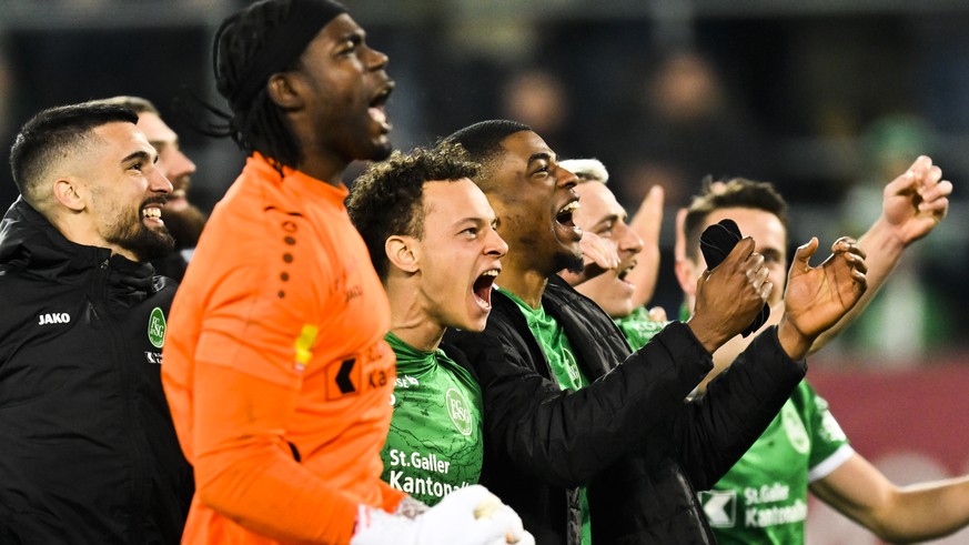 Die St. Galler jubeln nach dem Spiel mit St. Gallens Torhueter Ati Zigi Lawrence und Kwadwo Duah im Fussball Super League Spiel zwischen dem FC St. Gallen und dem FC Luzern, am Samstag, 19. Maerz 2022 ...