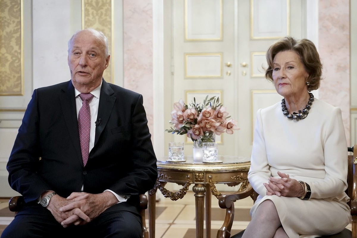 epa10293659 Norway's King Harald (L) and Queen Sonja annouce that their daughter, Princess Martha Louise, will no longer carry out official duties for the Royal Household, in Oslo, Norway, 08 Nov ...