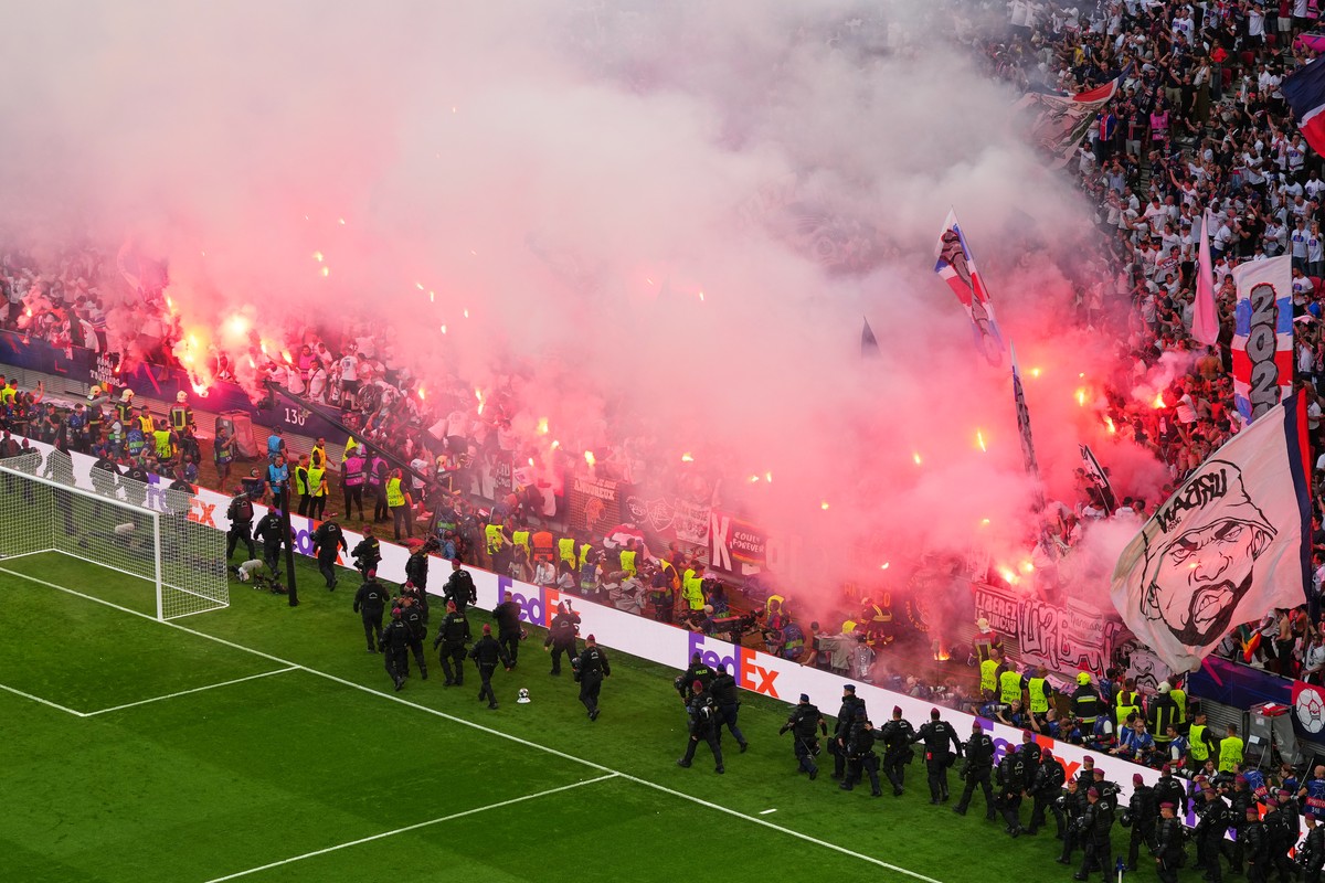 Fans light flares during the Champions League final soccer match between Paris Saint-Germain and Arsenal in Budapest, Hungary, Saturday, May 30, 2026. (AP Photo/Vadim Ghirda)
Hungary Champions League  ...