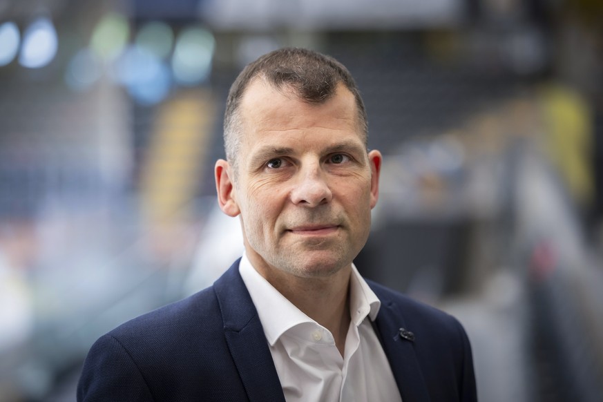 Martin Pluess, Sportdirektor SCB, posiert am Rande der Saison-Medienkonferenz des SCB, am Montag, 26. August 2024 in der PostFinance-Arena. (KEYSTONE/Peter Klaunzer)