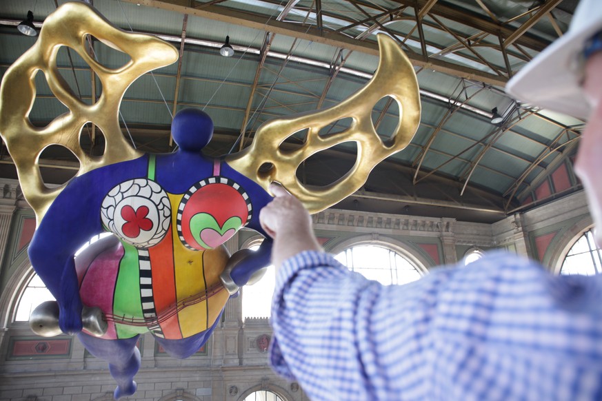 Konservator Christian Marty betrachtet den Schutzengel der Kuenstlerin Niki de Saint Phalle in der Haupthalle des Zuercher Hauptbahnhofs, am Freitag, 3. August 2018, in Zuerich. Seit mehr als 20 Jahre ...