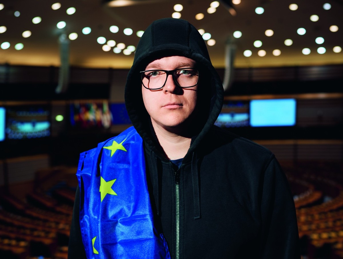 Die Autorenfotos von Nico Semsrott dürfen für Buchbesprechungen, Interviews und Leseankündigungen zu seinem Buch "Brüssel sehen und sterben" mit dem Copyright Marvin Ruppert verwendet werden ...