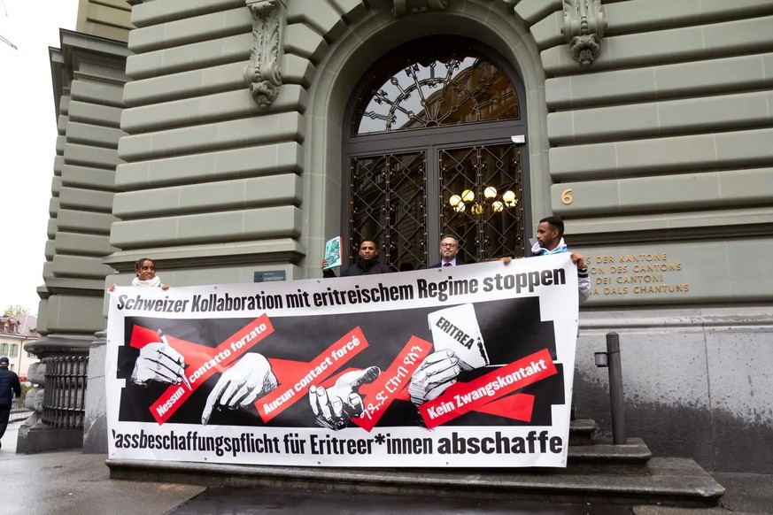 Eritreer reichen in Bern eine Petition gegen die Passbeschaffungspflicht ein.
