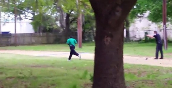Ein Video zeigt, wie ein Polizist dem unbewaffneten Walter Scott in den Rücken schiesst.