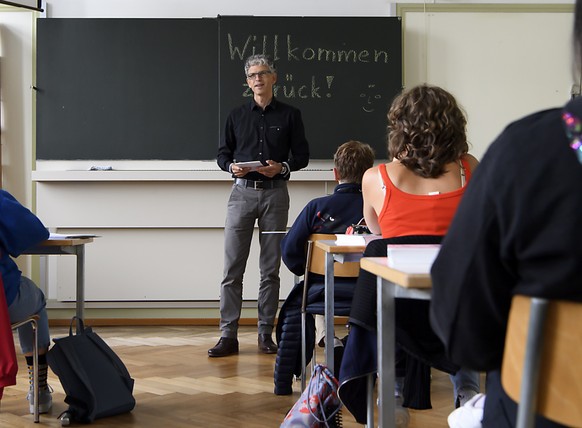 Ein Lehrer begr