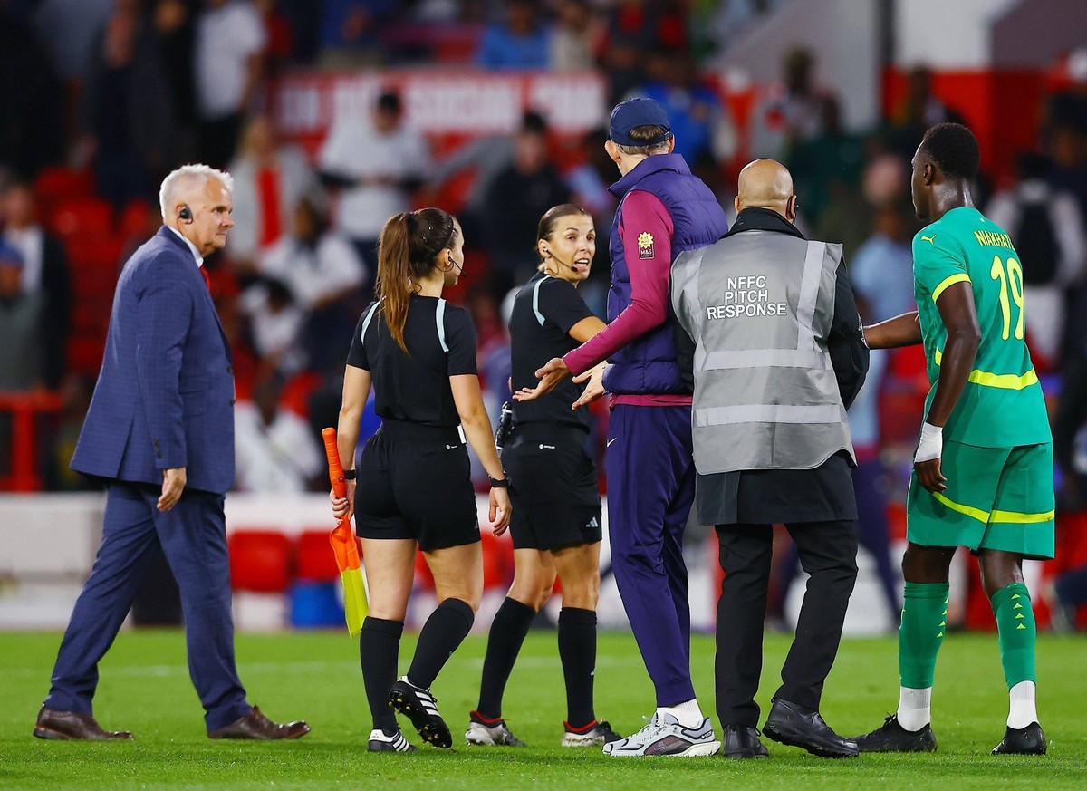 England manager Thomas Tuchel speaks with Referee Stephanie Frappart at the end of the match England v Senegal, International Friendly, Länderspiel, Nationalmannschaft Football, City Ground, Nottingha ...