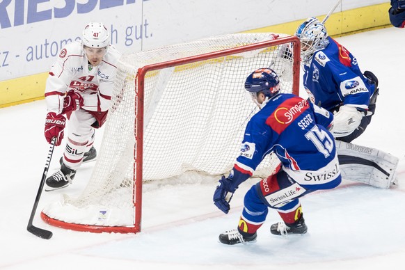 Philippe Schelling, links, von Lausanne trifft zum 2:1 goal gegen Zuerich&#039;s Niklas Schlegel, rechts, beim Eishockeyspiel der Nationalleague A ZSC Lions gegen den HC Lausanne im Hallenstadion in Z ...