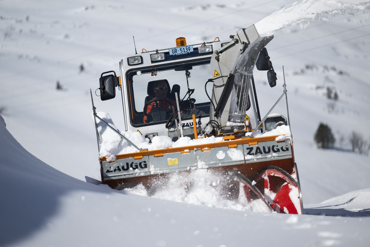 Schneeraeumung am Donnerstag, 25. April 2024, am San Bernardino Pass in Spluegen. Der Winter 2024 war fuer den Kanton Graubuenden zwar sehr schneereich, aber doch noch nicht rekordverdaechtig. Am San  ...