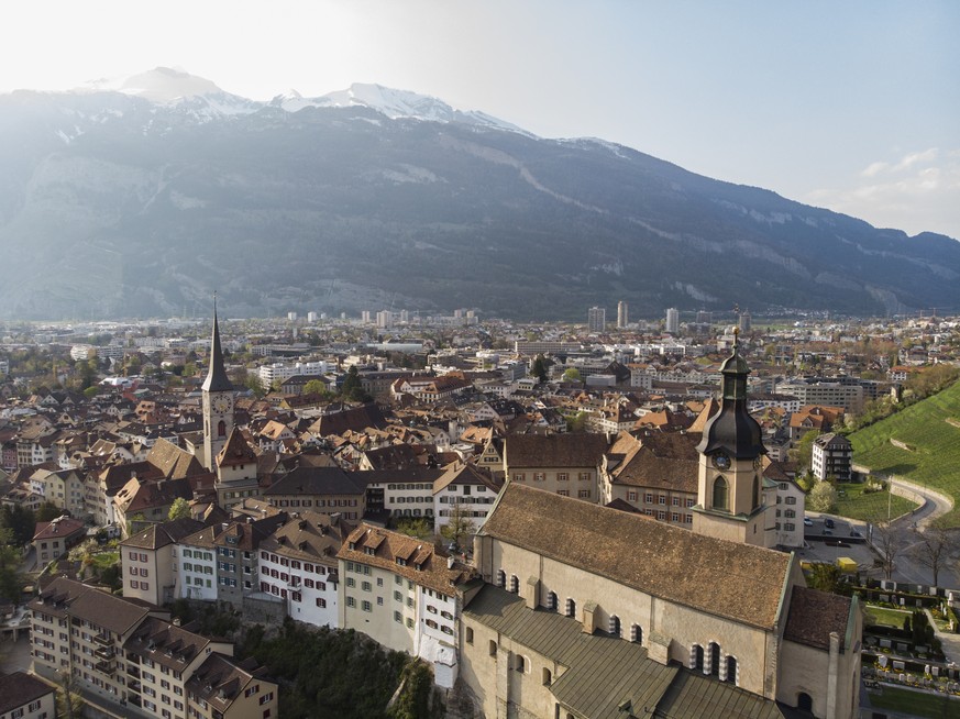 Blick auf den Churer Hof mit der Kirche St. Maria Himmelfahrt, rechts, und dem Bischoeflichen Schloss dahinter, aufgenommen am Donnerstag, 18. April 2019, in Chur. Der umstrittene Bischof Vitus Huonde ...