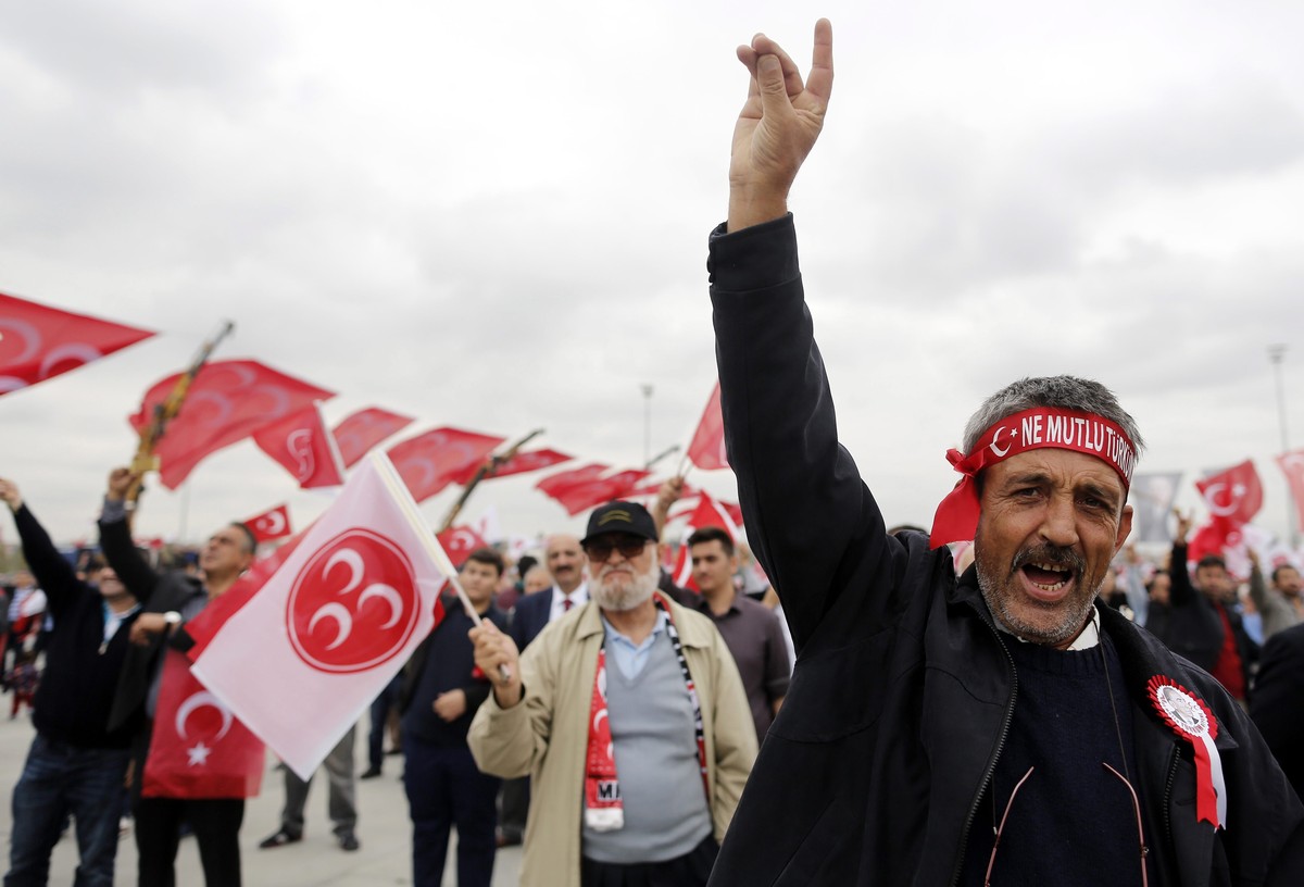 epa04982601 Supporters of the Nationalist Movement Party (MHP) attend an election campaign rally in Istanbul, Turkey, 18 October 2015. Turkey's general elections will be held 01 November 2015. EP ...