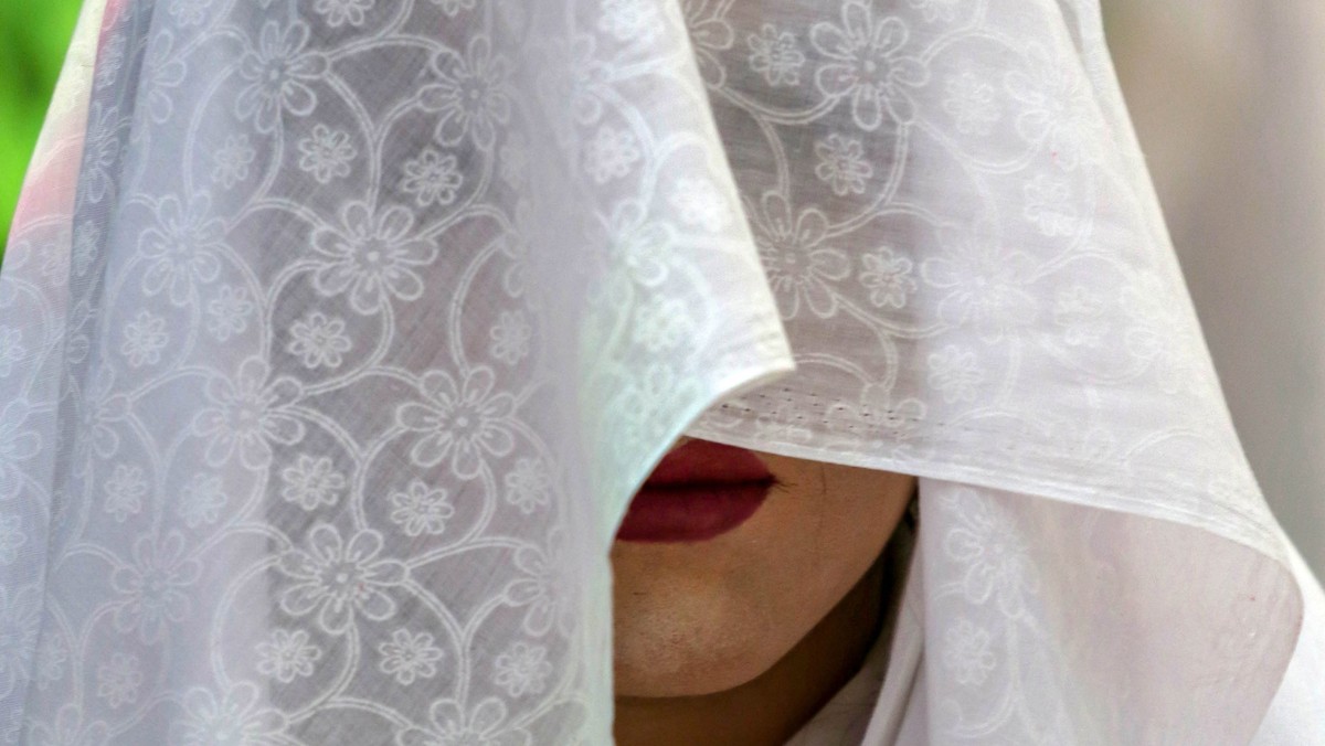 epa10726487 A bride attends a mass wedding organized by Imam Ali Charitable Foundation to help support the families who can't afford wedding expenses, in Kabul, Afghanistan, 04 July 2023. The Tal ...