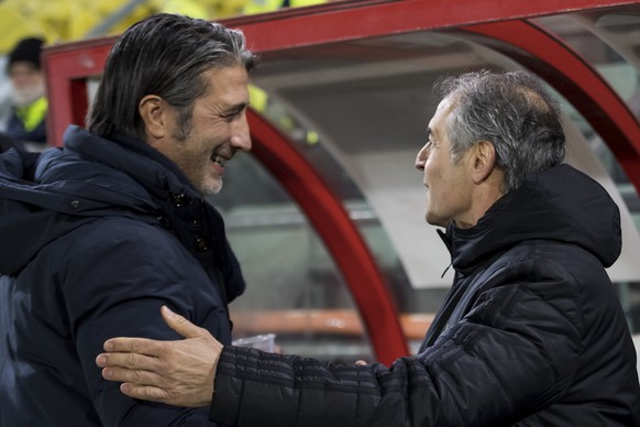 L&#039;entraineur du FC Sion Murat Yakin, gauche, lutte pour le ballon avec lÕentraineur du FC Basel Marcel Koller, droite, lors de la rencontre de football de Super League entre le FC Sion et le FC B ...