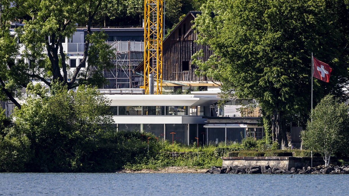 Blick auf die Baustelle des rund 16'000 Quadratmeter grossen Grundstuecks des frueheren Tennisspielers Roger Federer mit dem Baugespann fuer ein Bootshaus in Kempraten, Rapperswil-Jona am Diensta ...