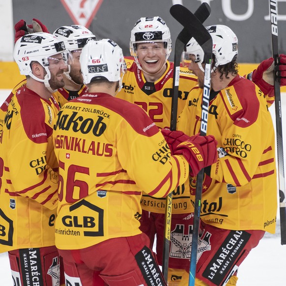 Tiger&#039;s player Joel Salzgeber, center, celebrates his 0-1 goalduring the preliminary round match of the National League between HC Lugano against SCL Tigers at the ice stadium Corner Arena in Lug ...