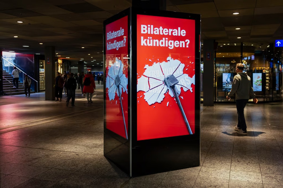 Der Abstimmungskampf ist lanciert: Plakat wirbt im Bahnhof Bern für ein Nein zur Initiative gegen eine 10-Millionen-Schweiz.