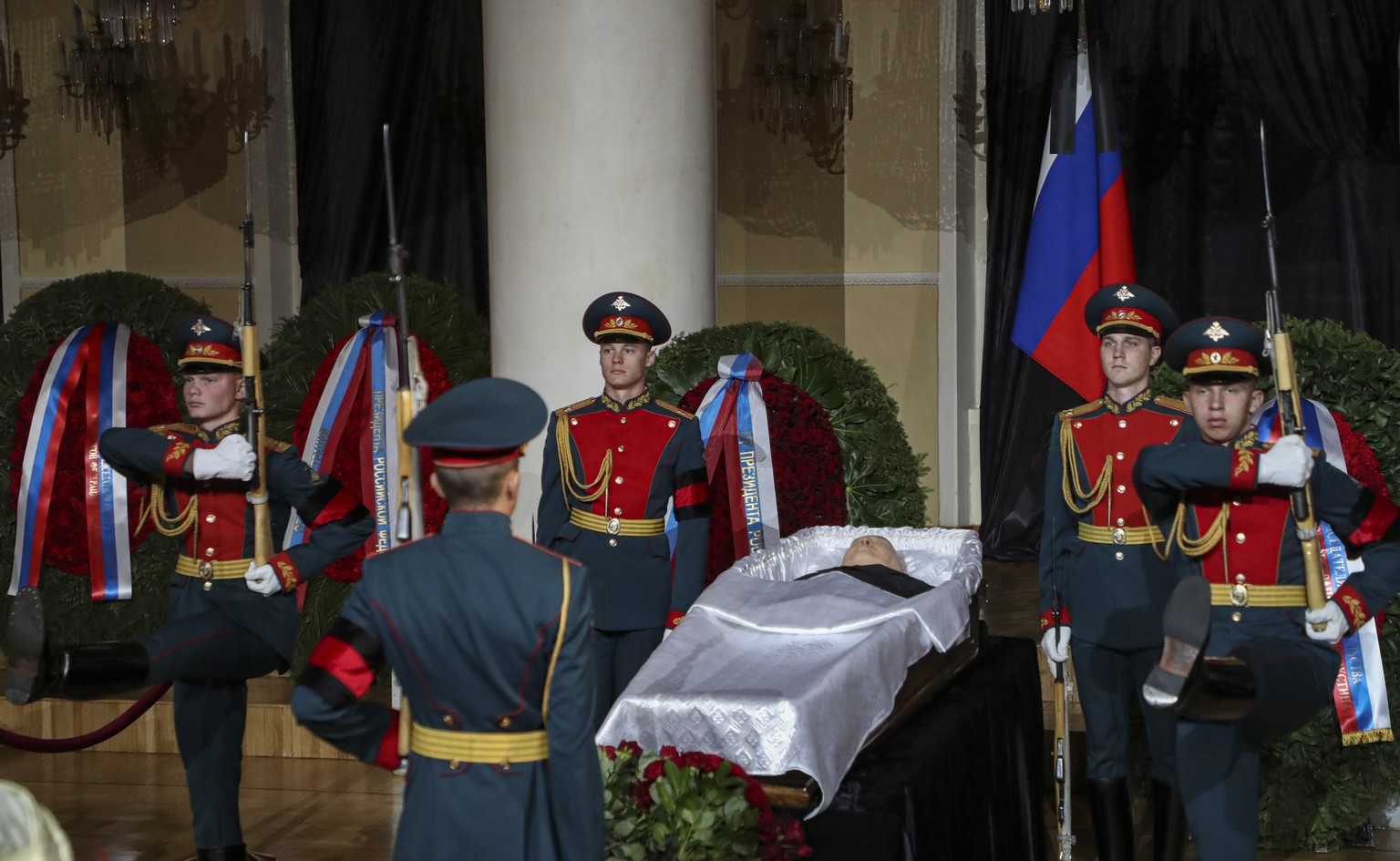 epa10156425 Russian honour guards stand near the coffin with the body of the late former Soviet president Mikhail Gorbachev, during farewell ceremony at the Hall of Columns of the House of Trade Union ...