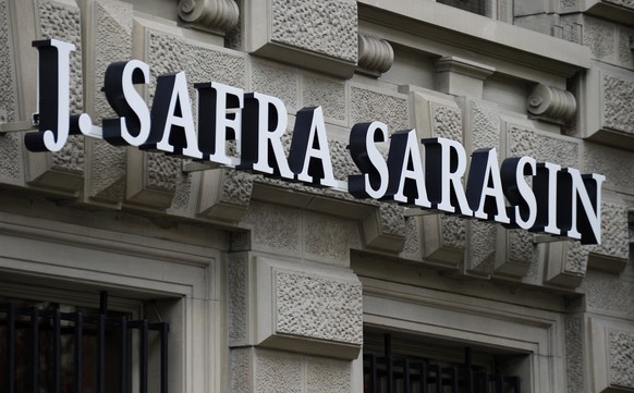 ARCHIV --- ZU DEN RAZZIEN BEI DER PRIVATBANK SAFRA SARASIN STELLEN WIR IHNEN FOLGENDES BILD ZUR VERFUEGUNG --- Das Logo der Bank J.Safra Sarasin, aufgenommen am Mittwoch, 22. Januar 2014, am Paradepla ...