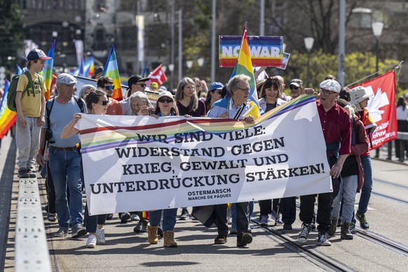 Personen nehmen Teil beim Ostermarsch unter dem Motto, wir sind viele  Widerstand gegen Krieg, Gewalt und Unterdrueckung staerken, am Ostermontag, 6. April 2026, in Bern. (KEYSTONE/Peter Schneider)