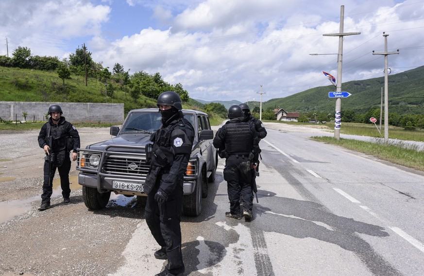 epa07607384 Kosovo&#039;s police special unit secure the area near the village of Cabra, northern Kosovo, 28 May 2019. Two police officers were wounded as local Serbs resisted the major anti-smuggling ...