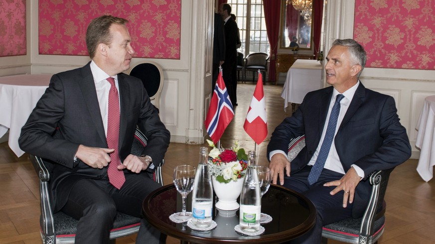 epa05600791 Swiss Federal Councillor and Minister of Foreign Affairs Didier Burkhalter (R)speaks with Borge Brende (L) Foreign Minister of Norway, in Neuchatel, Switzerland, 24 October 2016. EPA/MARCE ...