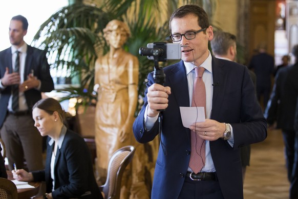 Roger Koeppel, SVP-ZH, filmt sich mit dem Smartphone in der Wandelhalle, waehrend der Fruehlingssession der Eidgenoessischen Raete, am Donnerstag, 15. Maerz 2018 in Bern. (KEYSTONE/Peter Klaunzer)