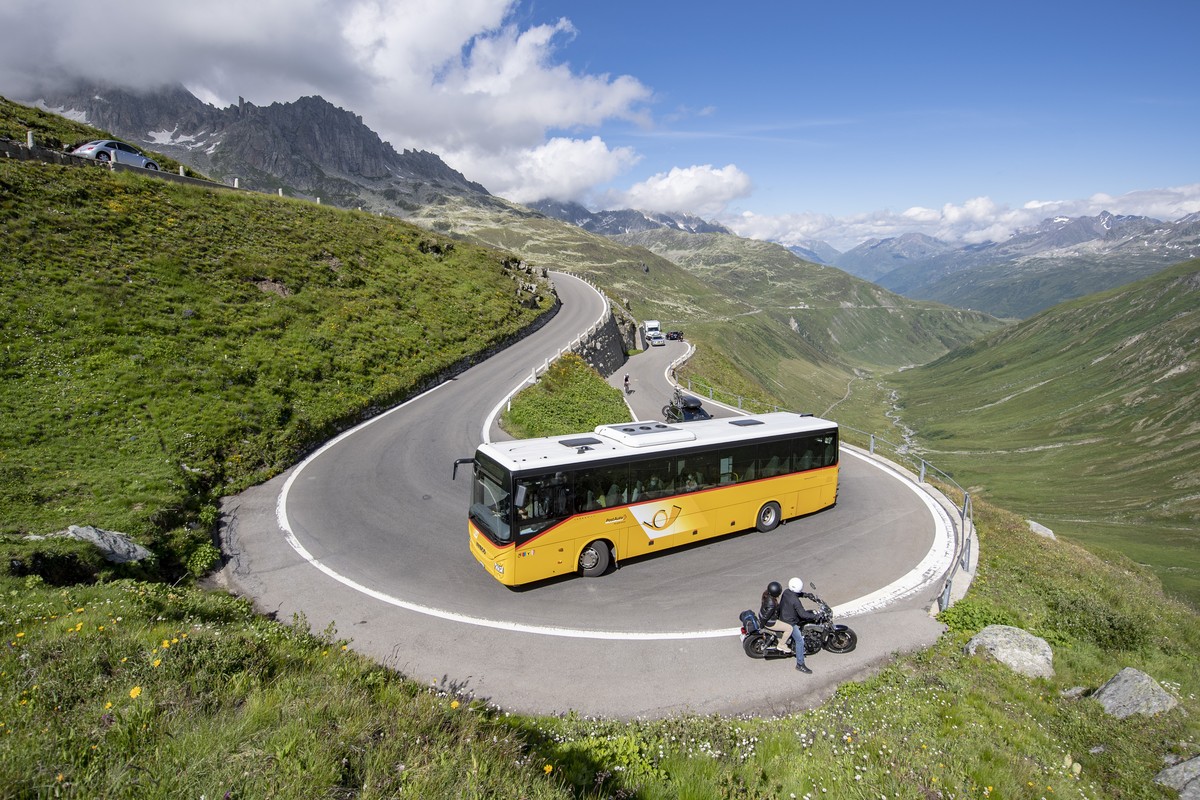 Ein Postauto auf der Furka Passstrasse, am Samstag, 18. Juli 2020. (KEYSTONE/Urs Flueeler)