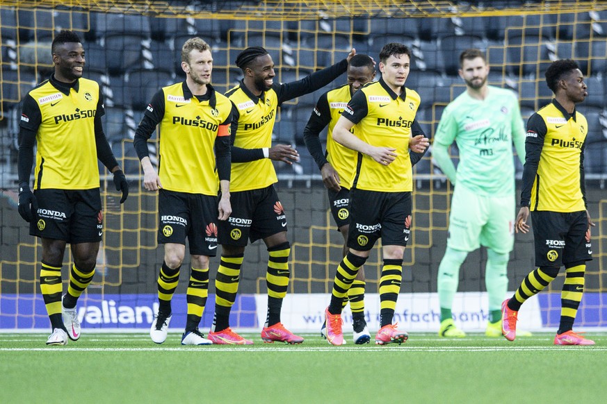 YBs Spieler feiern ihren Treffer zum 1-0 im Fussball Meisterschaftsspiel der Super League zwischen den Berner Young Boys und Servette FC, am Sonntag, 21. Februar 2021, im Stadion Wankdorf in Bern. (KE ...