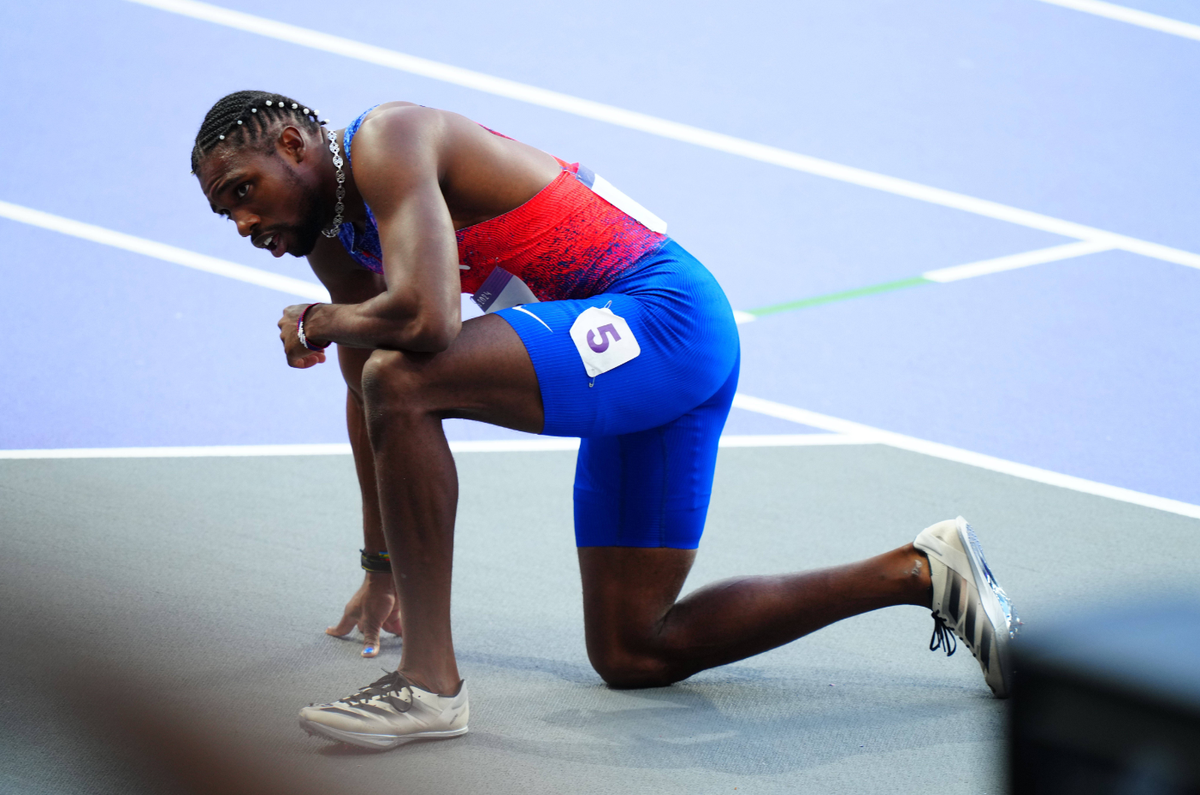 Noah Lyles (USA) goes down after losing the Men s 200 meter race Paris 2024 Olympic Games, Olympische Spiele, Olympia, OS Day Thirteen, Paris, France - 08 Aug 2024 PUBLICATIONxINxGERxSUIxAUTxHUNxGRExM ...